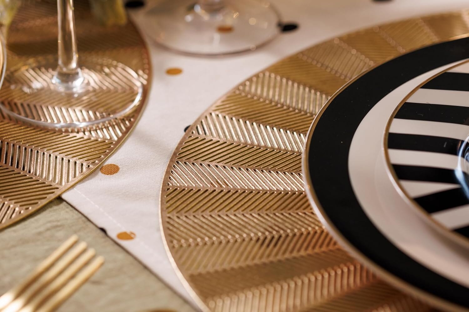 Mikasa Round Placemats Set Of 4 38cm - Gold Placemats The Cooks Kitchen 