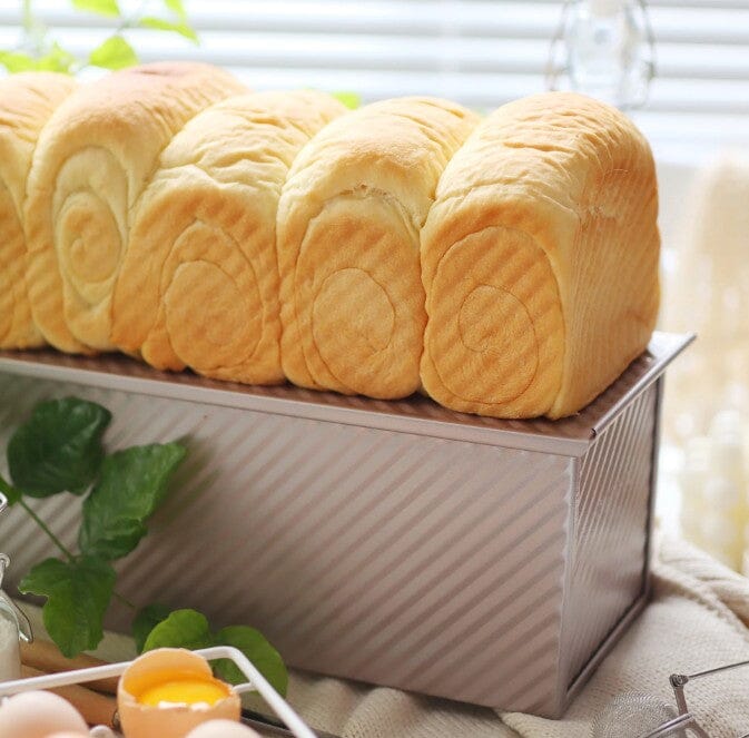 Chefmade Corrugated Loaf Pan With Cover 1kg - 34cm Loaf Pans The Cooks Kitchen 