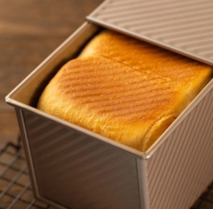 Chefmade Corrugated Loaf Pan With Cover 1kg - 34cm Loaf Pans The Cooks Kitchen 